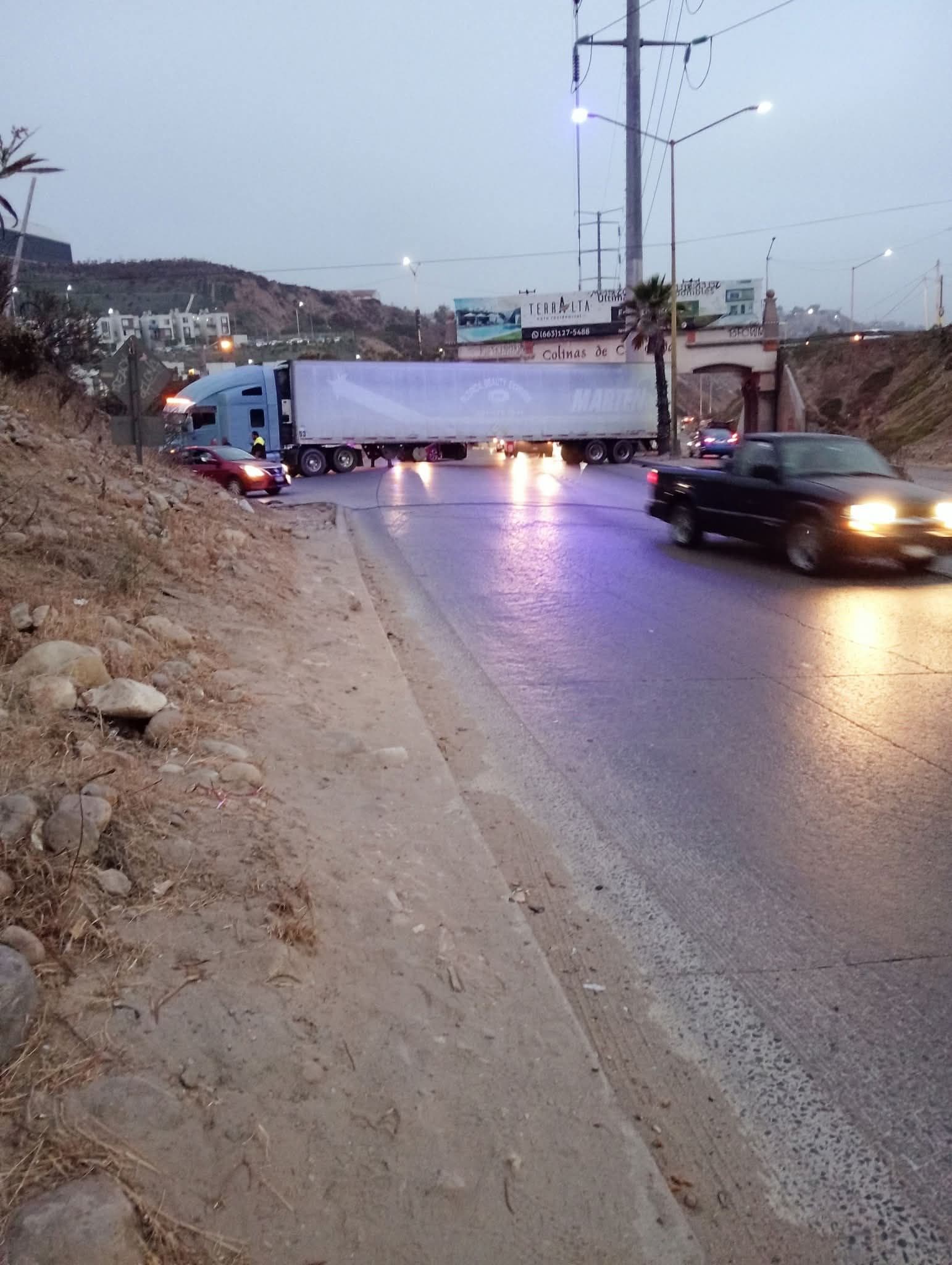 Trailer varado en Libramiento Rosas Magallon direccion 5 y 10